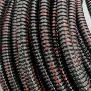 Gaine annelée fendue avec lisseré rouge pour moteur